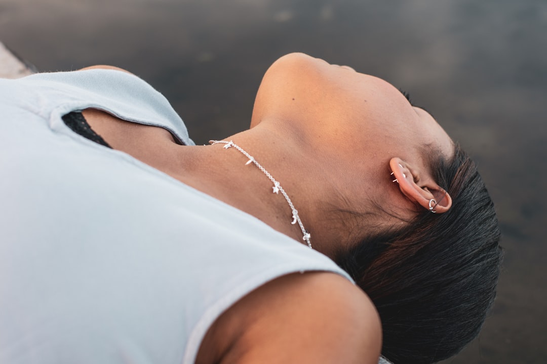 Photo side sleeping neck pain relief